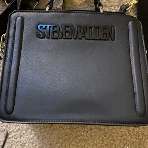 Viral Steve Madden cross body bag! Black with gold hardware